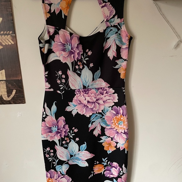 Suzy Shier Fitted Floral Dress - Picture 1 of 2